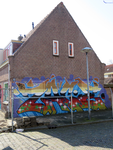 829779 Afbeelding van graffiti met gestileerde teksten, op de zijgevel van het leegstaande pand Tomaatstraat 1 te ...